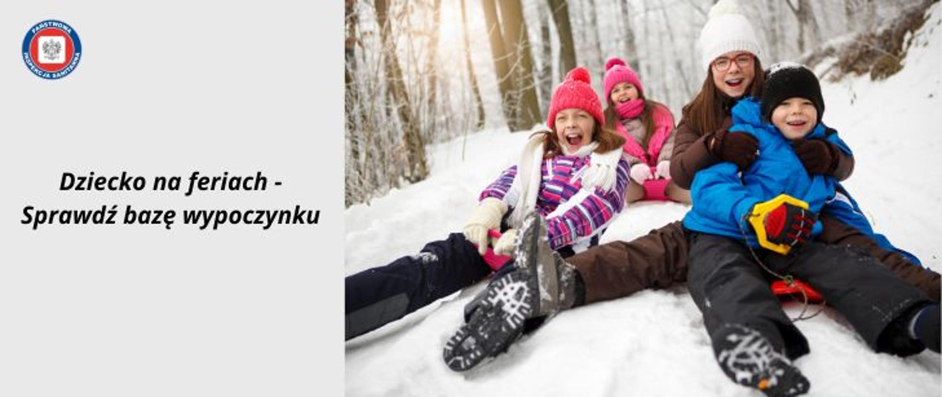 Grupa dzieci 3 dziewczynki i chłopiec w wieku szkolnym bawiące się na śniegu. Dzieci ubrane stosownie do pogody w kolorowe kurtki, czapki, szaliki i rękawiczki. Po prawej stronie na środku napis dziecko na feriach- sprawdź bazę wypoczynku. w lewym górnym rogu logo Państwowej Inspekcji Sanitarnej przedstawiające czarnego orła na białym kwadratowym tle, które otoczone jest czerwonym wypełnieniem. Zewnętrzną część logo otacza granatowy okrąg z napisem Państwowa Inspekcja Sanitarna w kolorze białym.