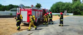 Gminne Ćwiczenia Ochotniczych Straży Pożarnych w miejscowości Sawice Bronisze - na zdjęciu strażacy podczas prowadzenia ćwiczeń