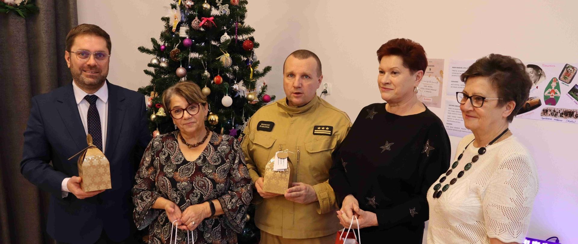 spotkanie, z lewej wójt gminy Braniewo i dalej seniorki z fundacji wraz z komendantem powiatowym PSP.