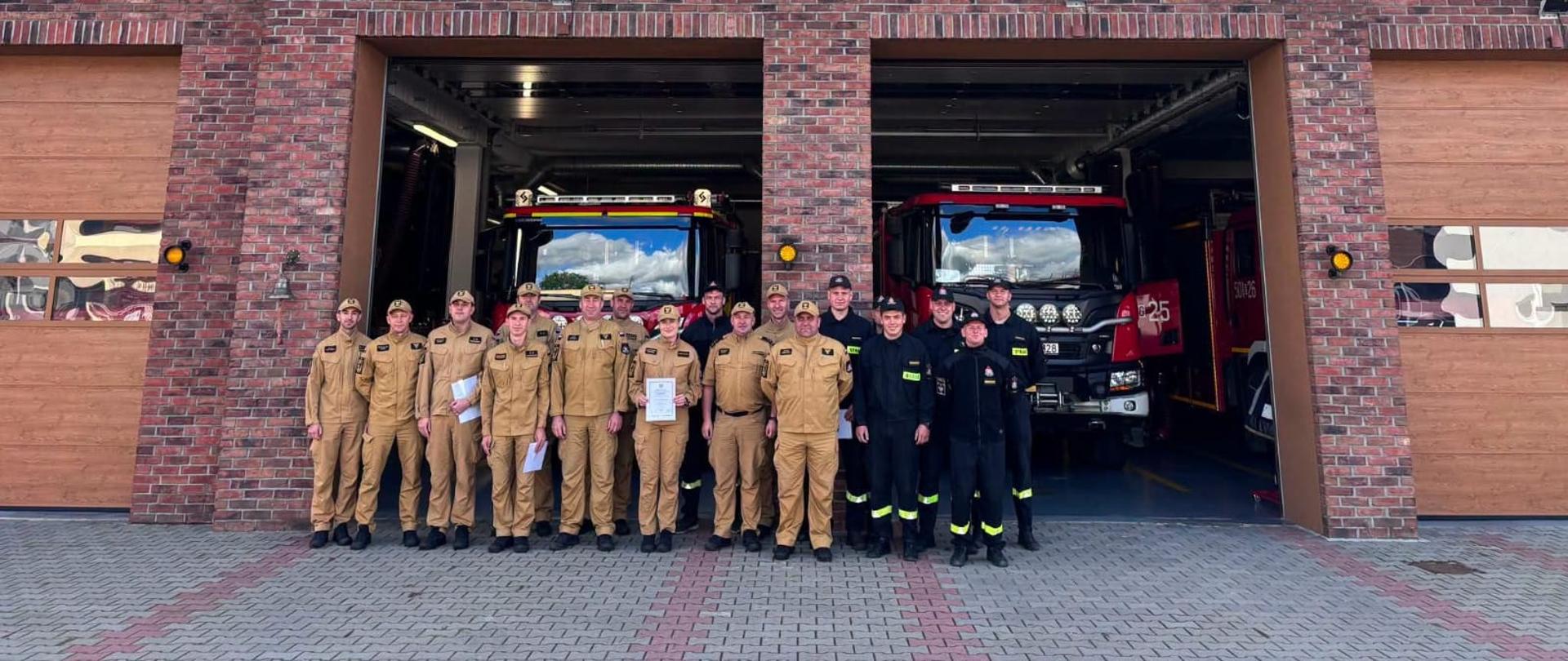 Na zdjęciu wszyscy uczestnicy uroczystej zmiany służby, podczas której wręczono awanse na wyższe stanowiska oraz stopnie służbowe. 
