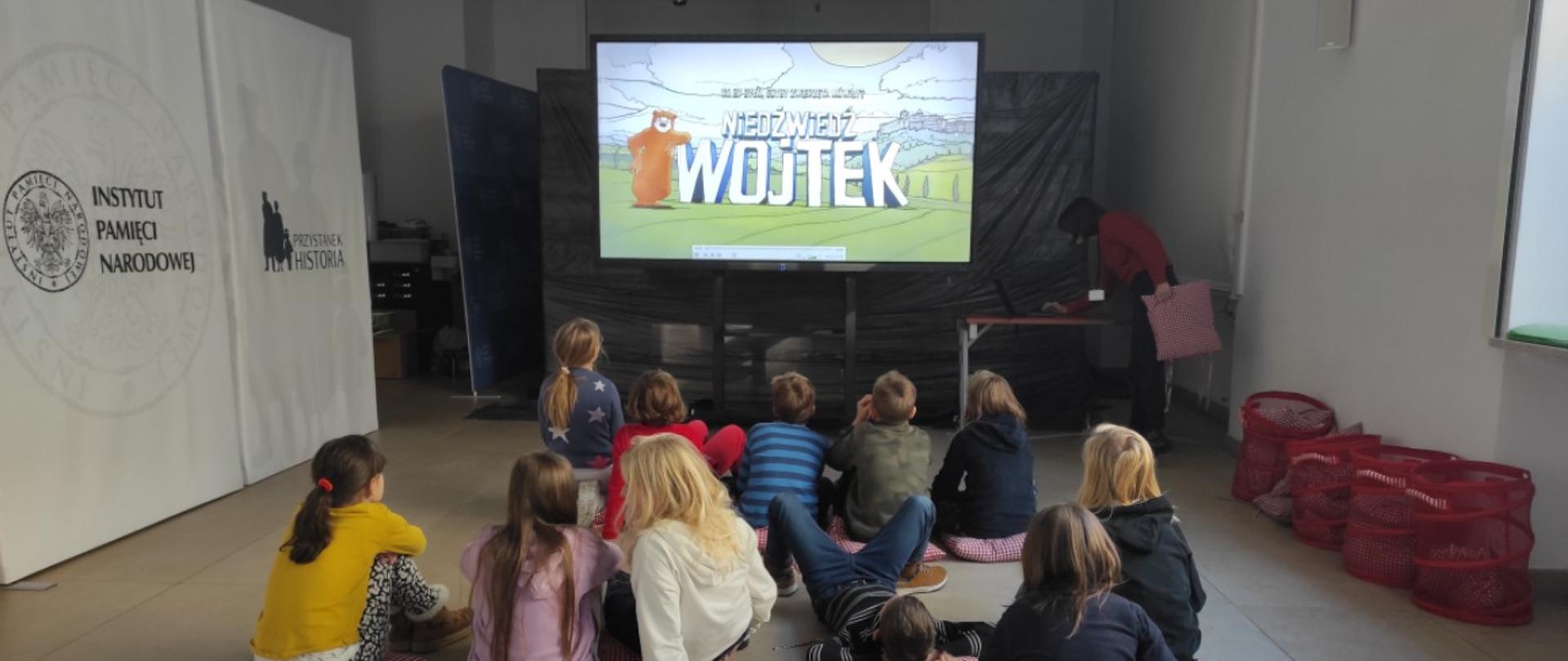 Dzieci oglądają prezentację