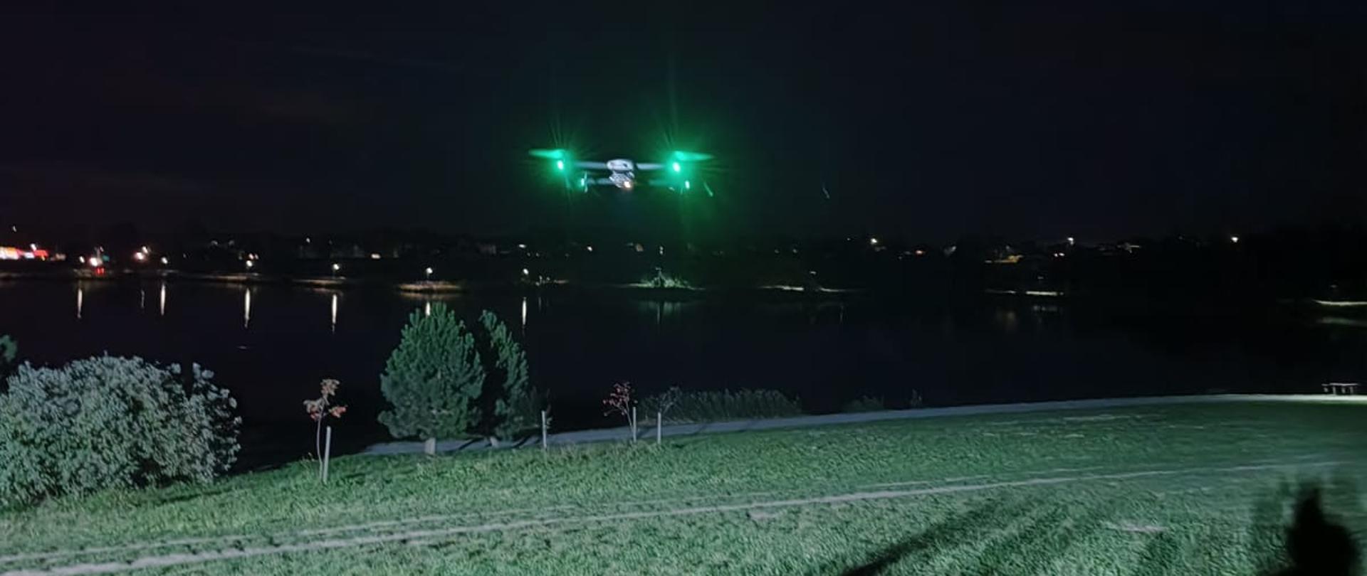 Nocne szkolenie strażaków z wykorzystania drona z kamerą termowizyjną