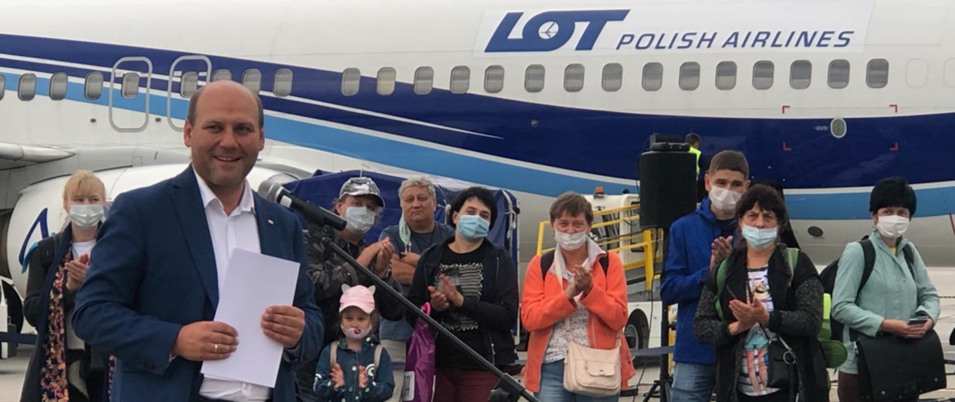 minister Szynkowski vel Sęk wita repatriantów z Kazachstanu 