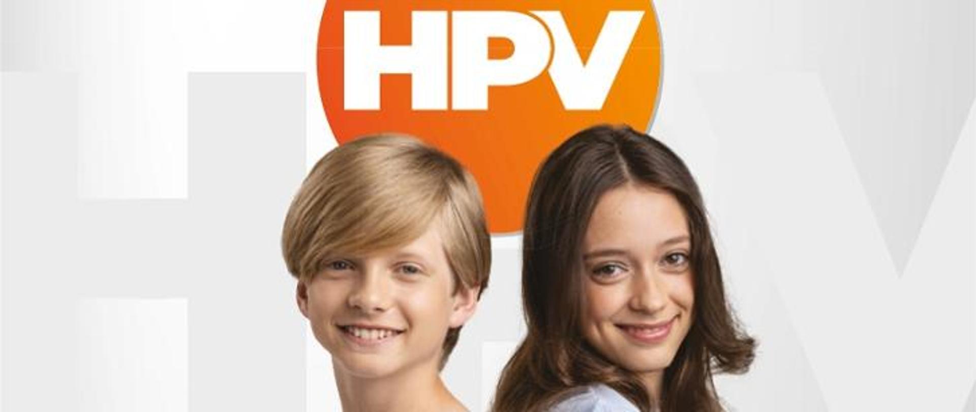 Na górze zdjęcia napis HPV w pomarańczowym kole, na dole strony młody chłopak po lewej i młoda dziewczyna po prawej strony (widoczne głowy oraz ramiona).