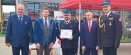 Na zdjęciu strażacy OSP podczas uroczystości przekazania samochodu ratowniczo-gaśniczego dla OSP we Fredropolu