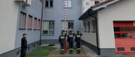 Strażacy z Jednostki Ratowniczo-Gaśniczej w Żywcu podnieśli flagę państwową na maszt oraz odśpiewali hymn narodowy 