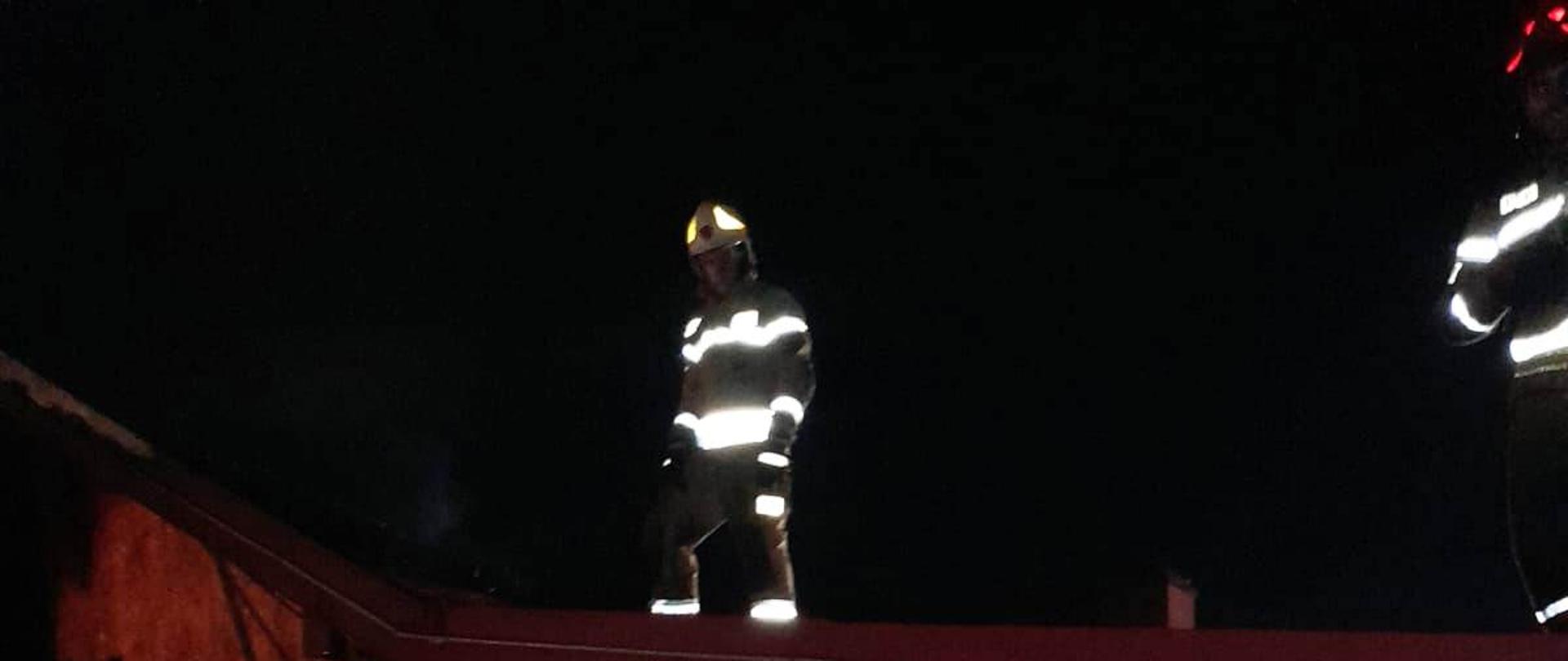 Strażacy prowadza działania podczas dogaszania pożaru