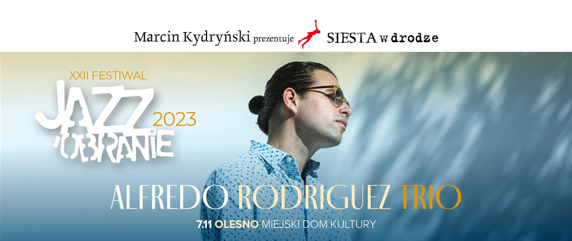 Zdjęcie gwiazdy Festiwalu Jazzobranie 2023 Alfredo Rodrigueza na rozmytym, niebieskim tle z informacją o dacie i miejscu imprezy, tj. 7.11 w Miejskim Domu Kultury w Oleśnie