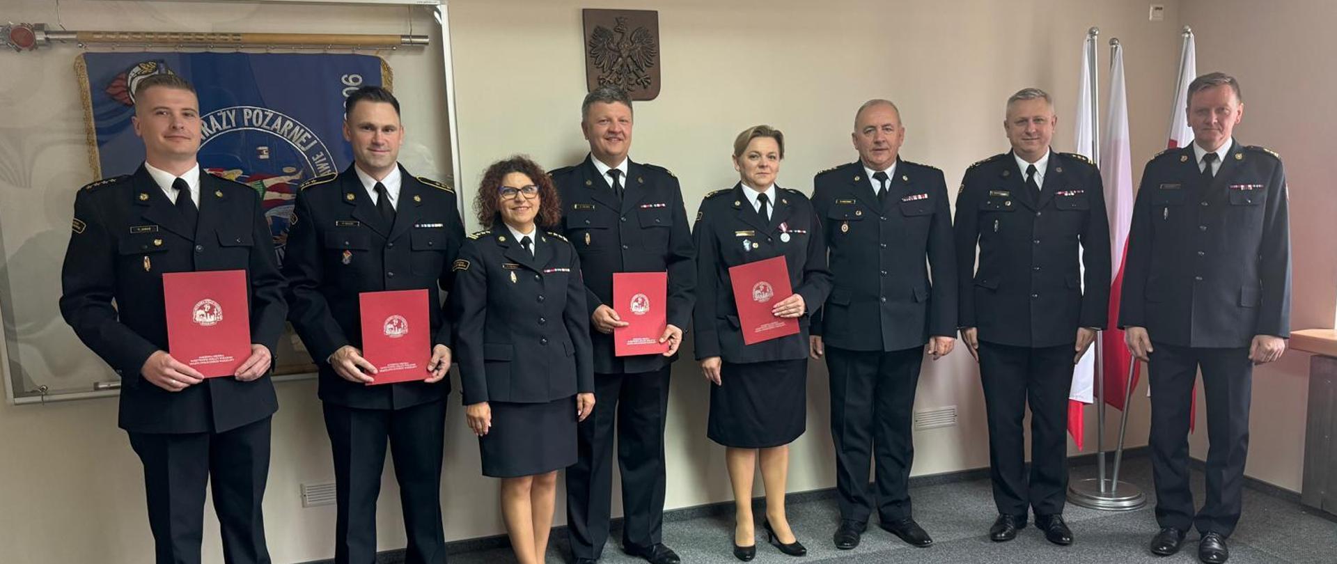 Funkcjonariusze KM PSP podczas odbierania mianowania na stanowiska. Na zdjęciu w obecności Komendantów.