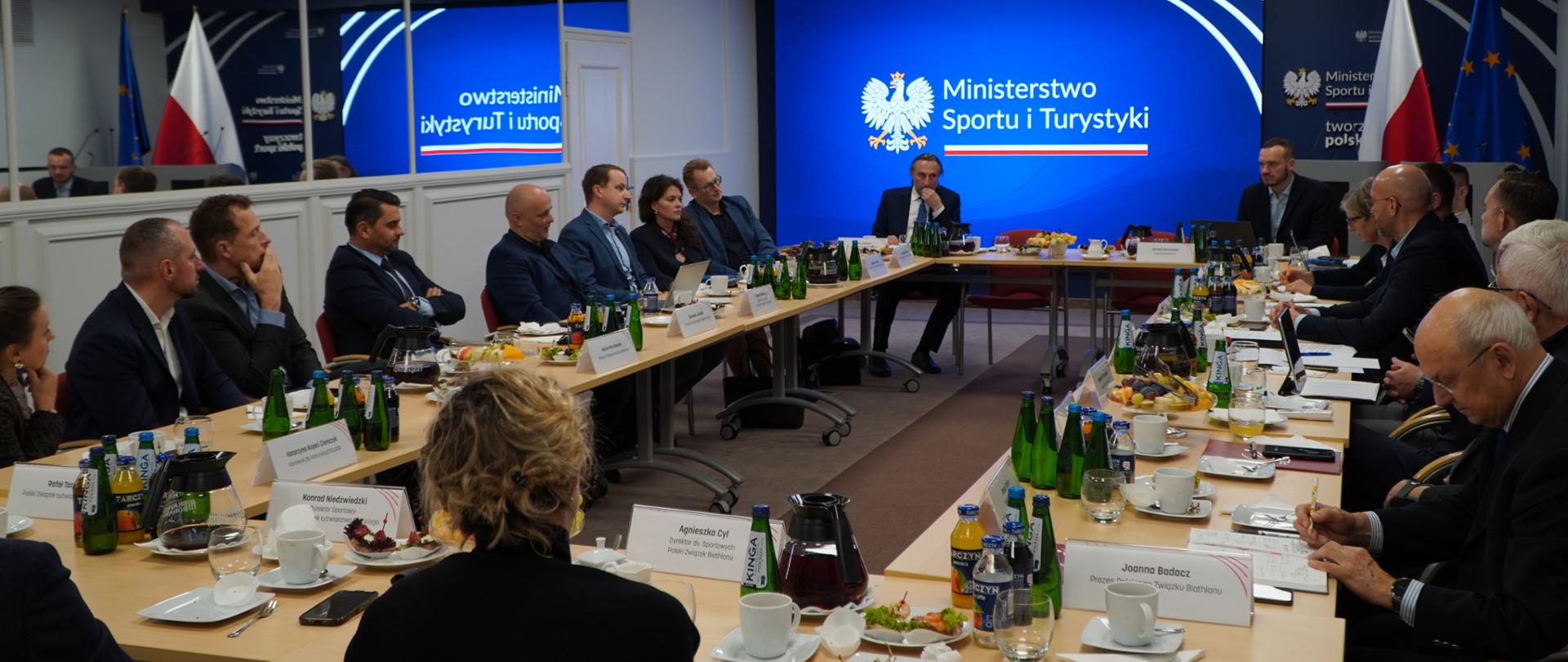 Zdjęcie ze spotkania ministra sportu i turystyki Jakuba Rutnickiego z prezesami związków w sportach zimowych