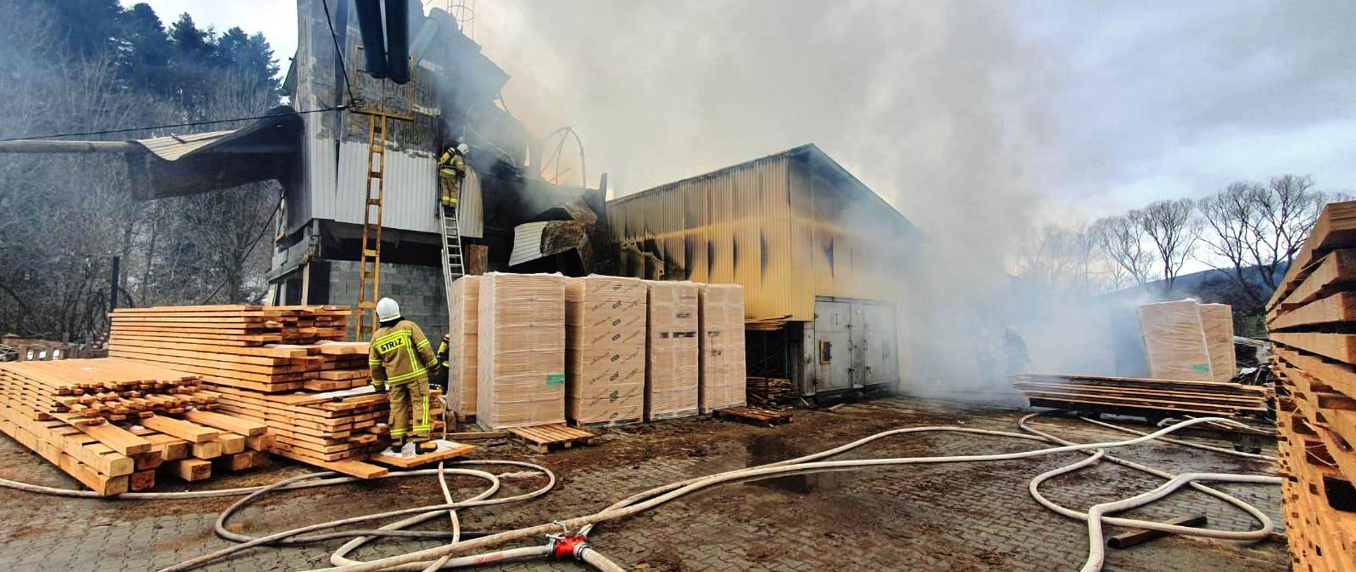 Dym wydobywający się z wiaty. Rozwinięte linie wężowe.