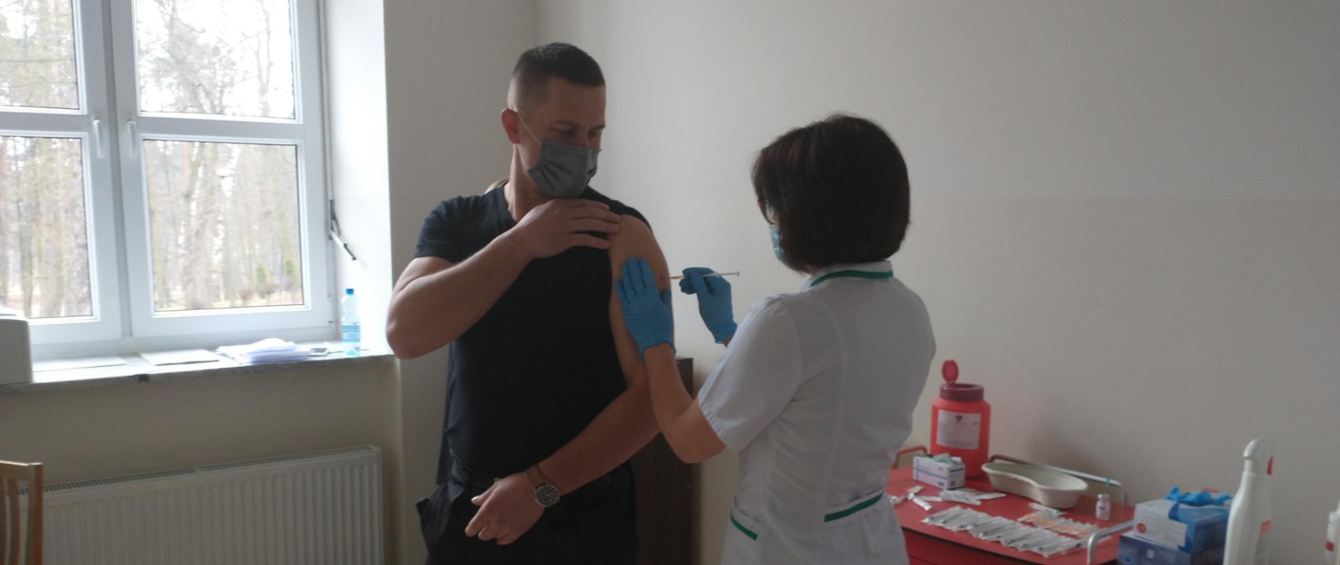 STRAŻACY Z POWIATU KAZIMIERSKIEGO ROZPOCZĘLI AKCJĘ SZCZEPIENIA PRZECIW COVID-19