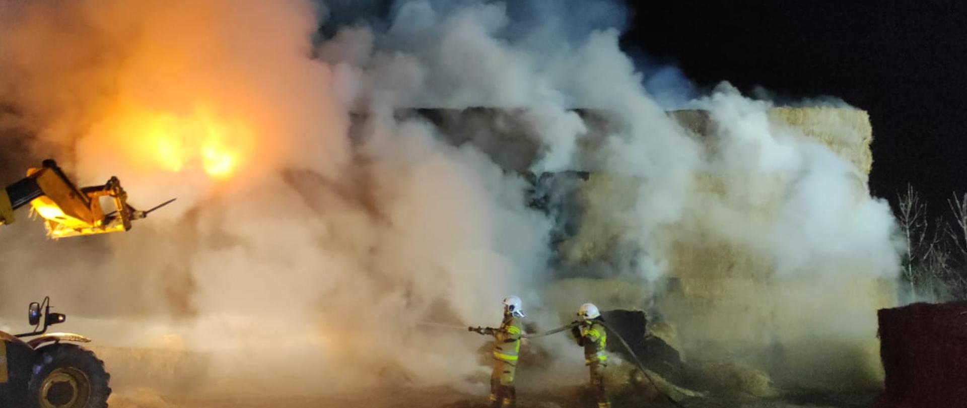 Pali się pryzma słomy