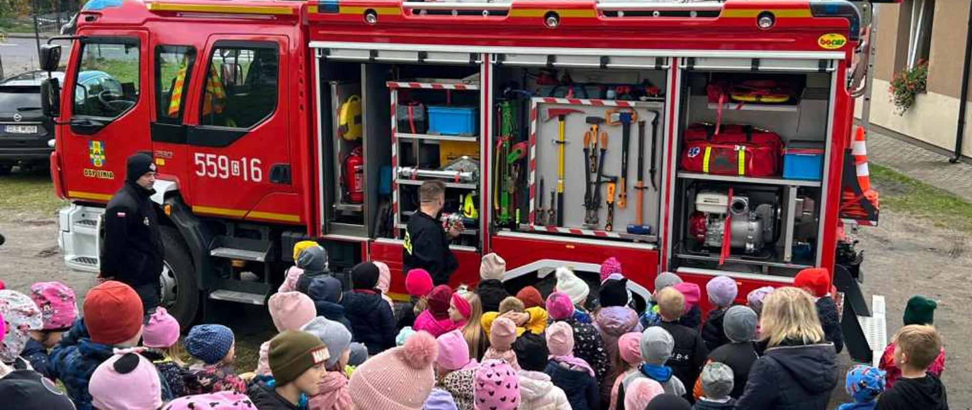 Widoczna jest młodzież szkolna podczas wizyty strażaków w szkołach w Gminie Linia 