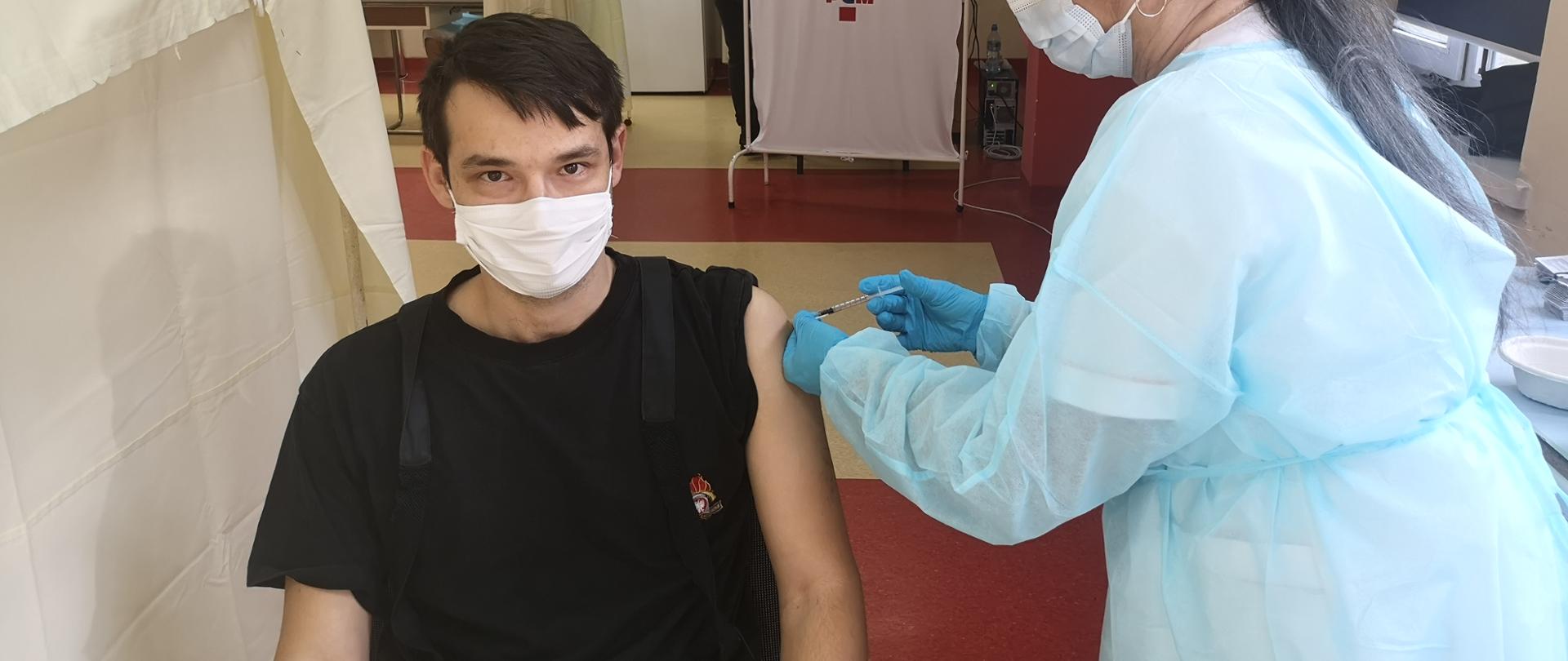 zdjęcie przedstawia moment szczepienia strażaka KP PSP Łask