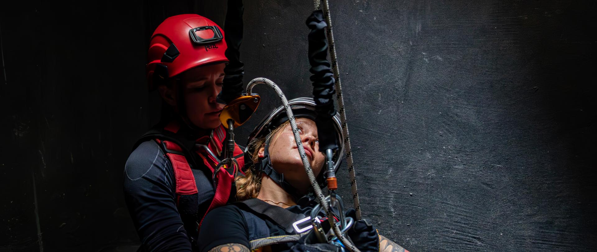 Zdjęcie przedstawia ćwiczenie podczas ewakuacji poszkodowanego ze studzienki