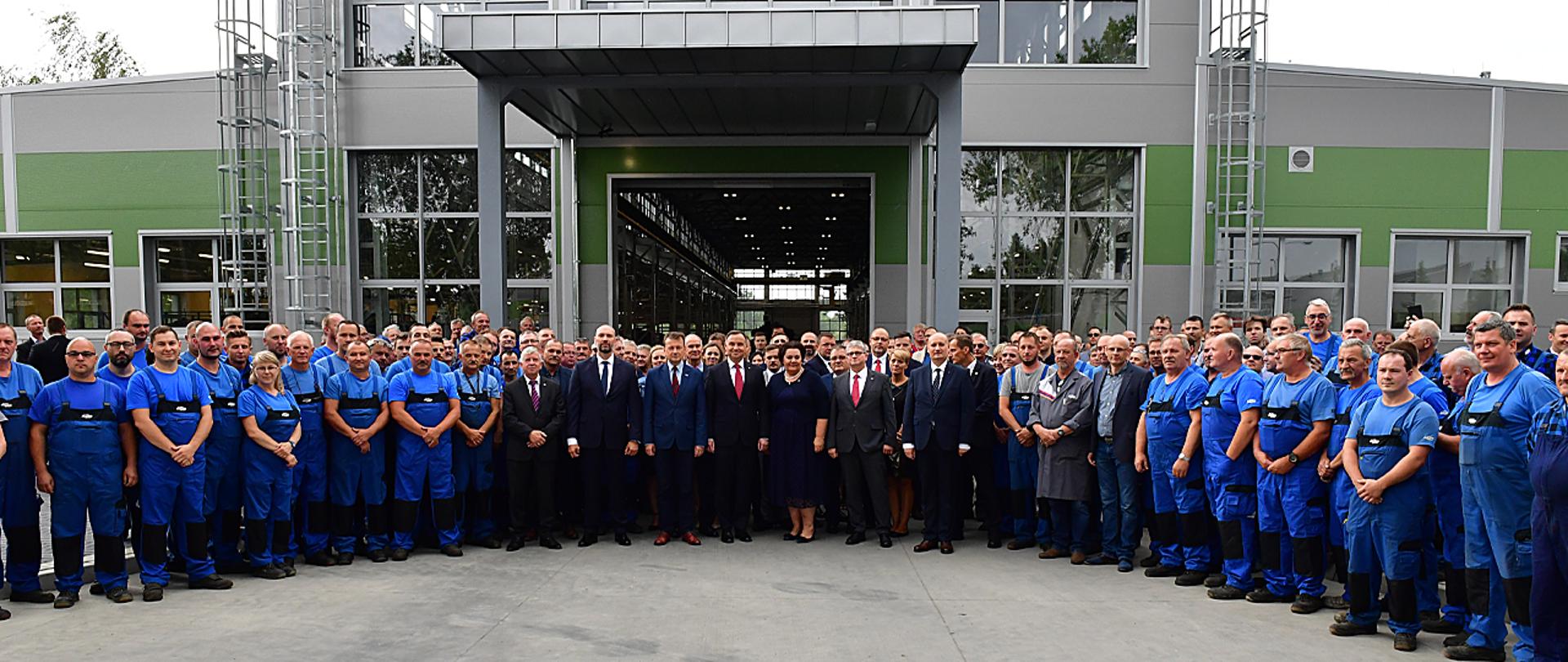 Prezydent i minister obrony narodowej z pracownikami WZM