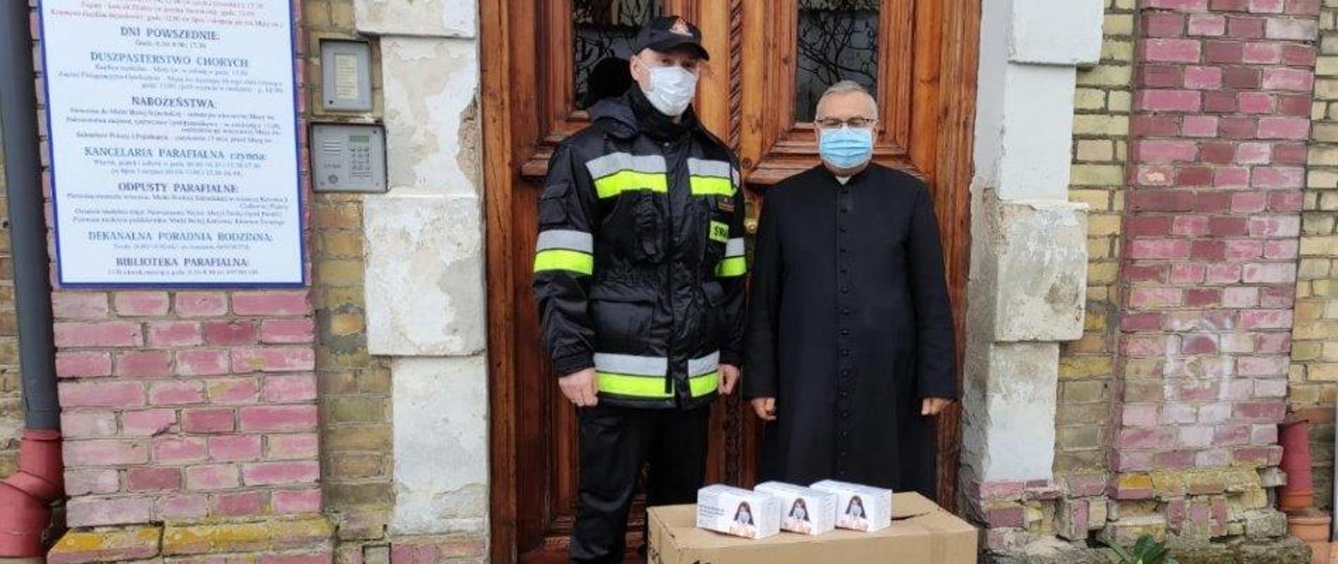 Dystrybucja maseczek ochronnych do parafii powiatu sejneńskiego przez funkcjonariuszy Komendy Powiatowej PSP w Sejnach.