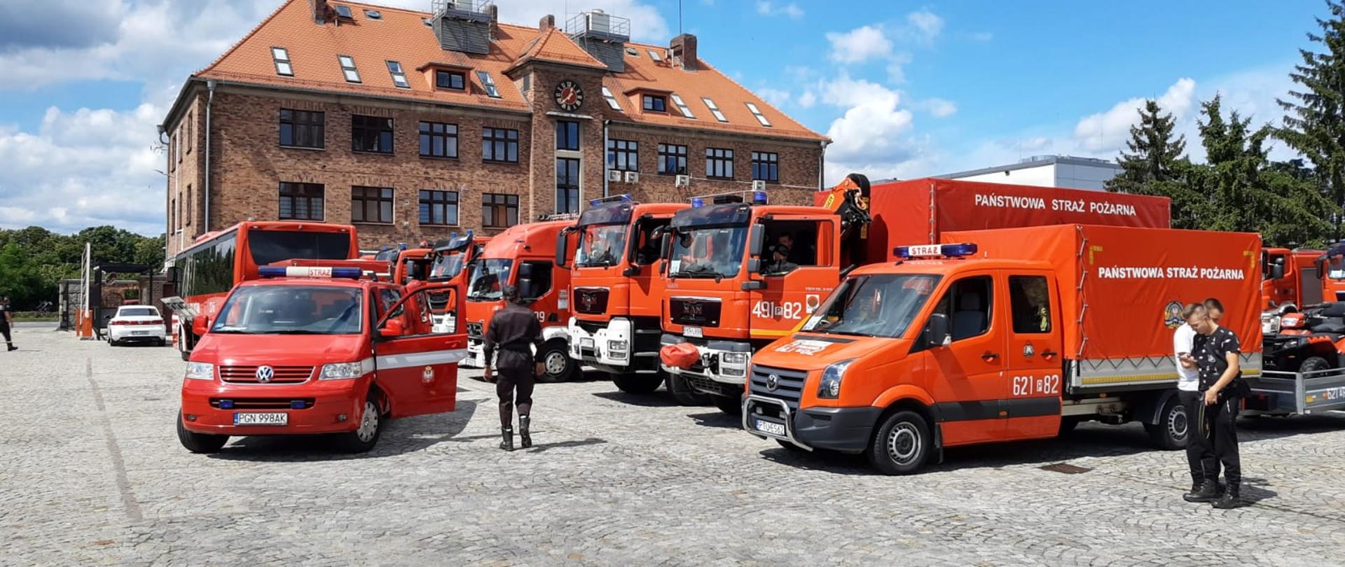 Samochody ratowniczo-gaśnicze oraz specjalne zaparkowane na placu KW PSP we Wrocławiu. wchodzące w skład Modułu GFFFV Wrocław.