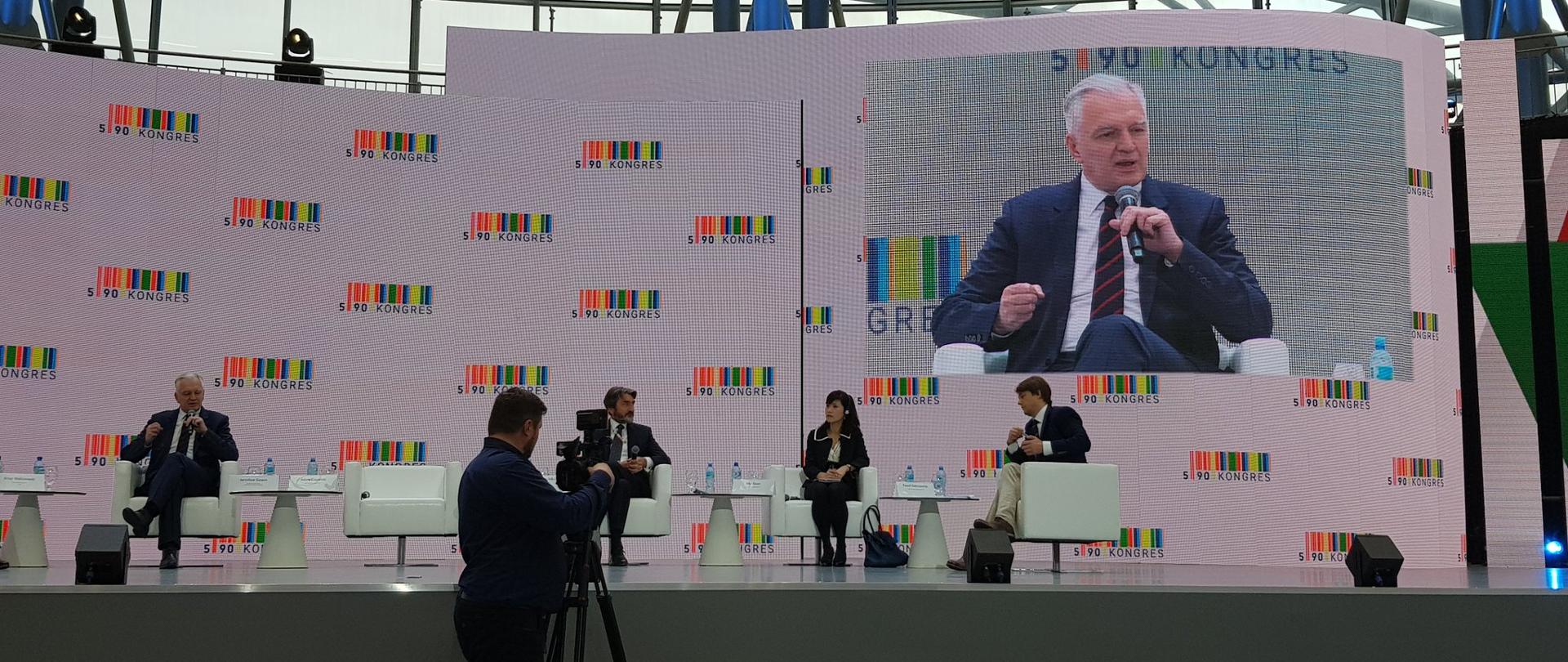 Na zdjęciu widać wicepremiera Jarosława Gowina przemawiającego na scenie podczas Kongresu 590.