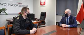 Na zdjęciu widać Lubuskiego Komendanta Wojewódzkiego Państwowej Straży Pożarnej oraz Wojewodę Lubuskiego podczas rozmowy przy stole w siedzibie LUW.