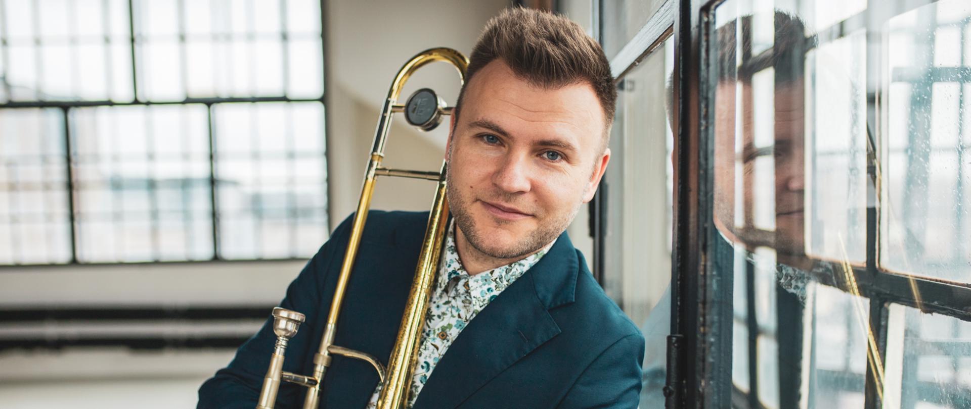 dr Bartosz Pernal (puzon jazzowy) Akademia Muzyczna im Karola Lipińskiego we Wrocławiu
Ukończył z wyróżnieniem Akademię Muzyczną we Wrocławiu w klasie prof. Grzegorza Nagórskiego i odbył studia na Uniwersytecie Zielonogórskim i w Akademii Muzycznej w Katowicach w klasie kompozycji i aranżacji jazzowej u prof. Jerzego Szymaniuka i prof. Andrzeja Zubka.
