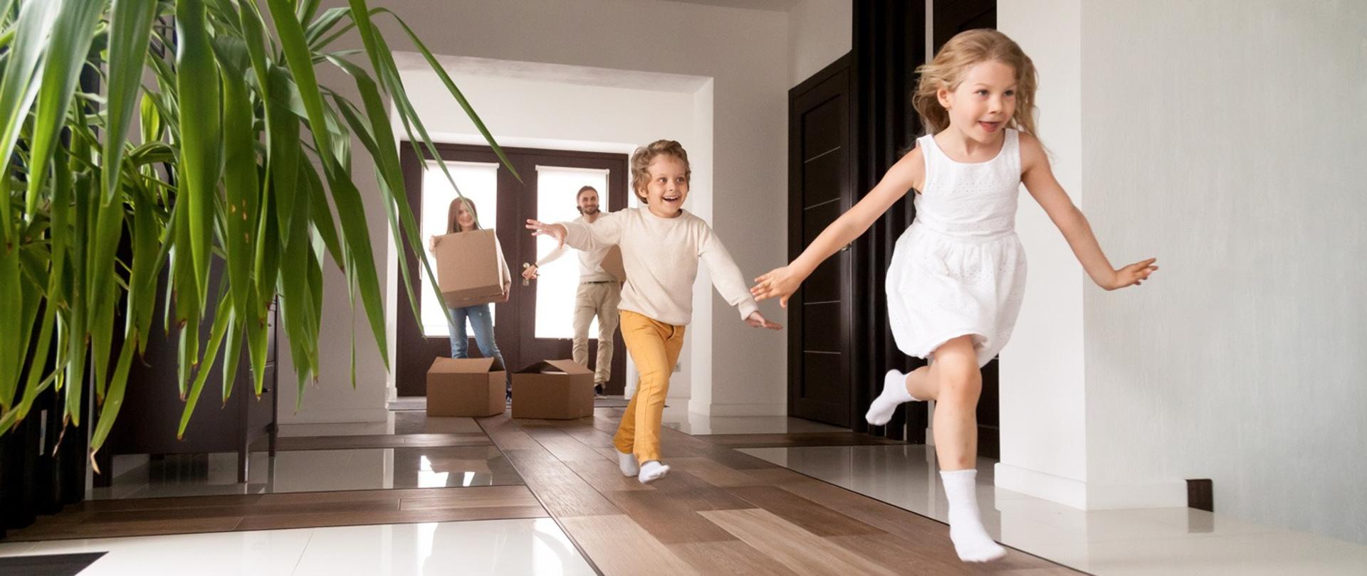 Para młodych ludzi wprowadza się do mieszkania