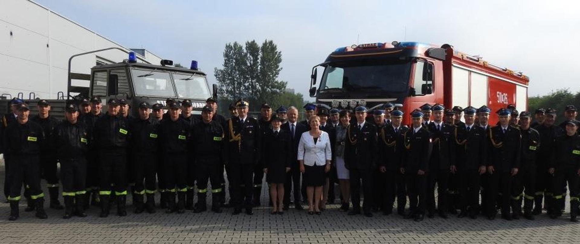 Strażacy w trakcie uroczystej zmiany