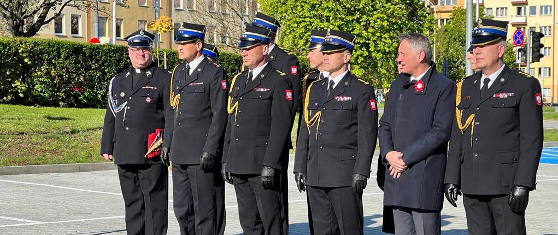Na zdjęciu od lewej: kapelan ks. Łukasz Zygmunt, bryg. Mariusz Góra, st. bryg. Grzegorz Rajca, st. bryg. Artur Brachowicz, Wojewoda Świętokrzyski Zbigniew Koniusz, st. bryg. Marcin Machowski