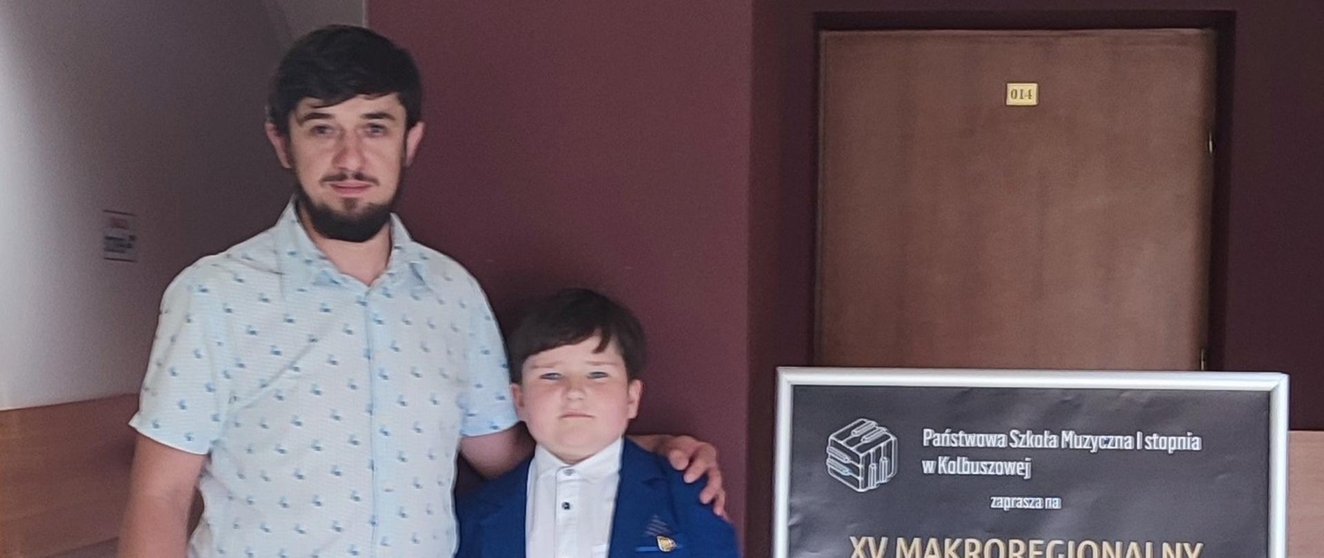 waltornista Hubert Madej, laureat III miejsca na Makroregionalnym Festiwalu Instrumentów Dętych Blaszanych w Kolbuszowej w towarzystwie nauczyciela Piotra Rysiewicza