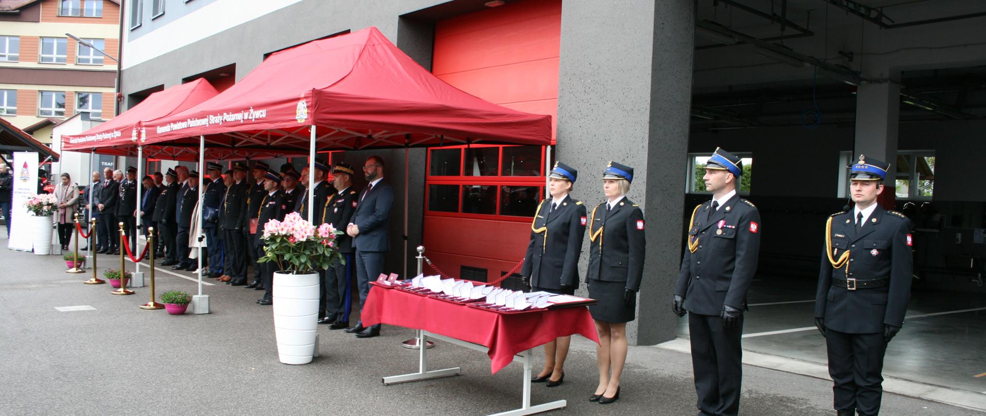 Dzień strażaka w Komendzie Powiatowej PSP w Żywcu. Zaproszeni goście wraz z Śląskim Komendantem Wojewódzkim na czele. 