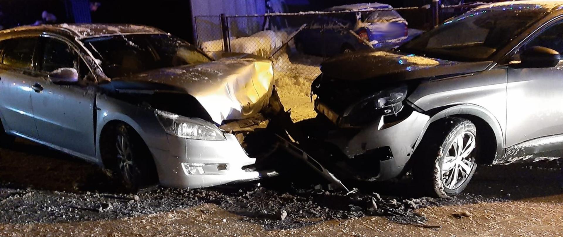 Widok dwóch samochodów, które uległy czołowemu zderzeniu. 