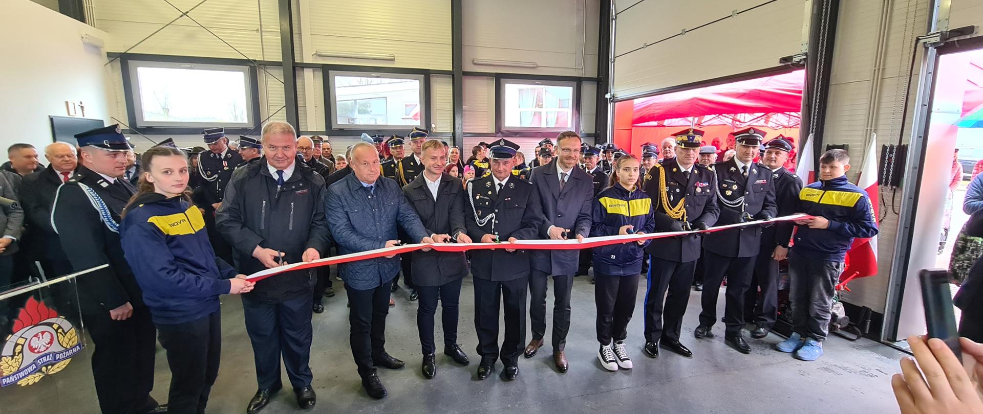 Oddanie remizy OSP Stuchowo, przecięcie flagi