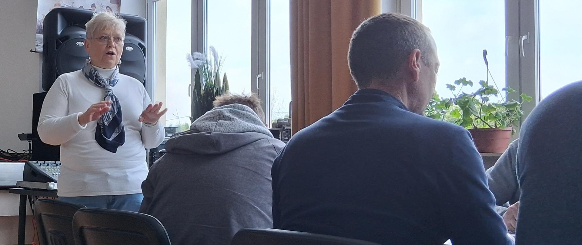 Kierownik WIORiN w Nowym Sączu referuje zgromadzonym na sali osobom aktualnie obowiązujące przepisy prawa