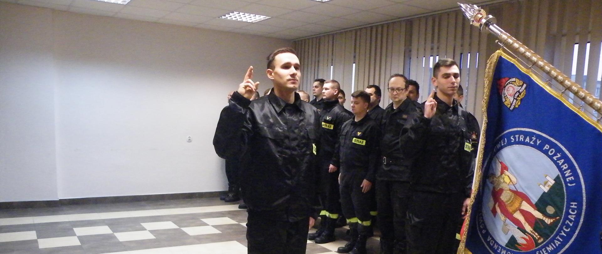 Ślubowanie strażaków przyjętych do służby