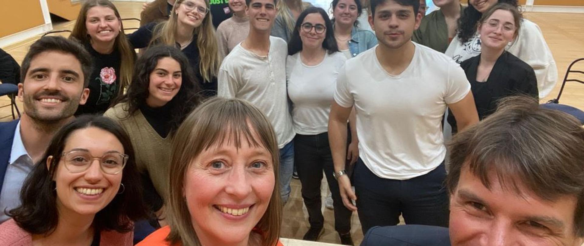 Hablamos de los problemas del mundo moderno con estudiantes de relaciones internacionales.