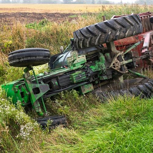 przewrócony traktor na polu