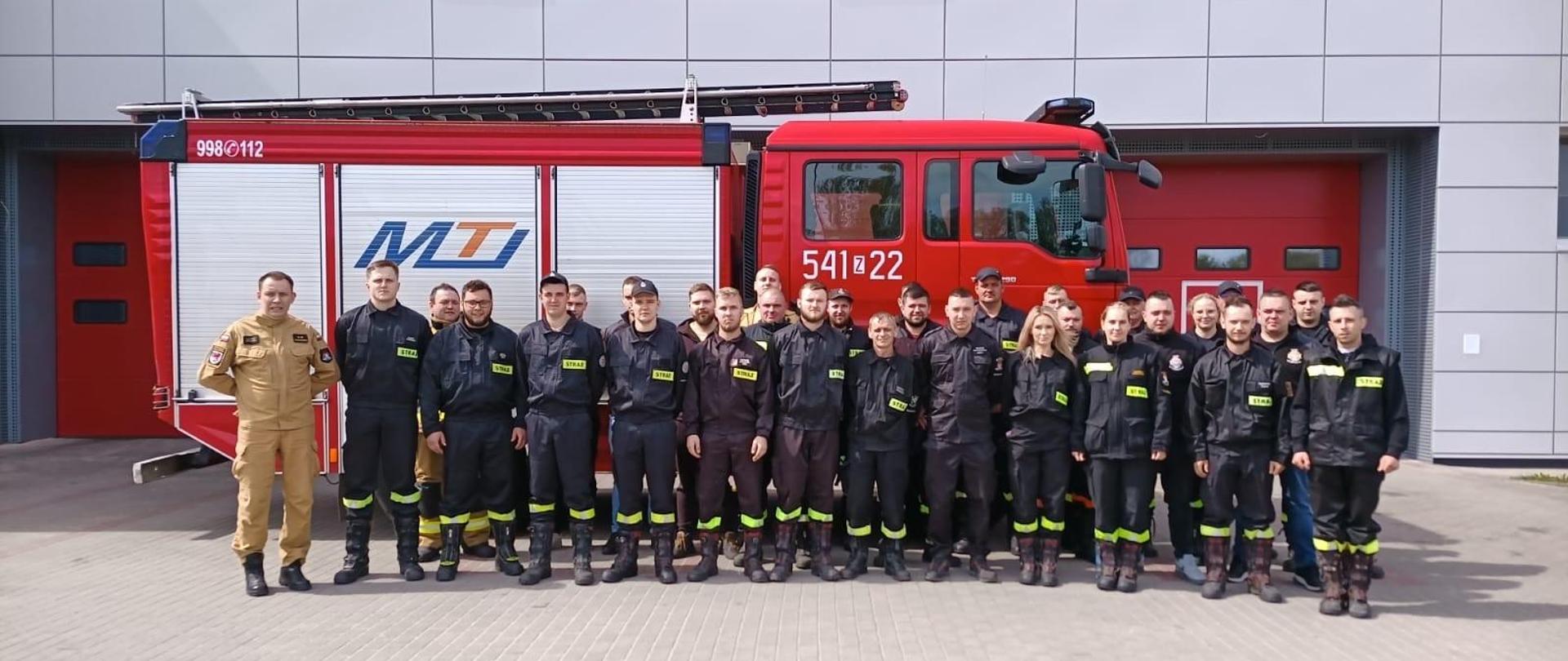 Druhny i druhowie biorący udział w kursie dowódców OSP