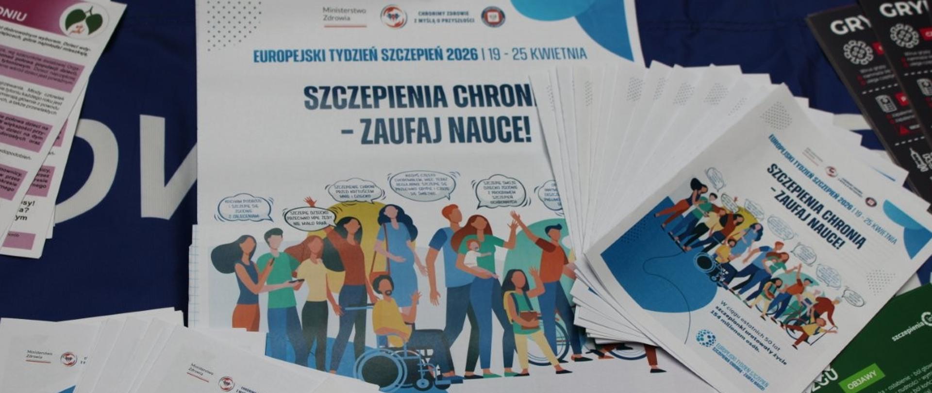 Na stoliku rozłożone ulotki edukacyjne o tematyce szczepień ochronnych.