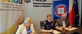 Podczas podpisywania porozumienia Partnerów Regionalnej Koalicji na rzecz przeciwdziałania uzależnieniu, w tle bannery trzech Instytucji - Regionalny Ośrodek Polityki Społecznej Województwa Śląskiego, Komenda Wojewódzka Policji w Katowicach, Wojewódzka Stacja Sanitarno-Epidemiologiczna w Katowicach