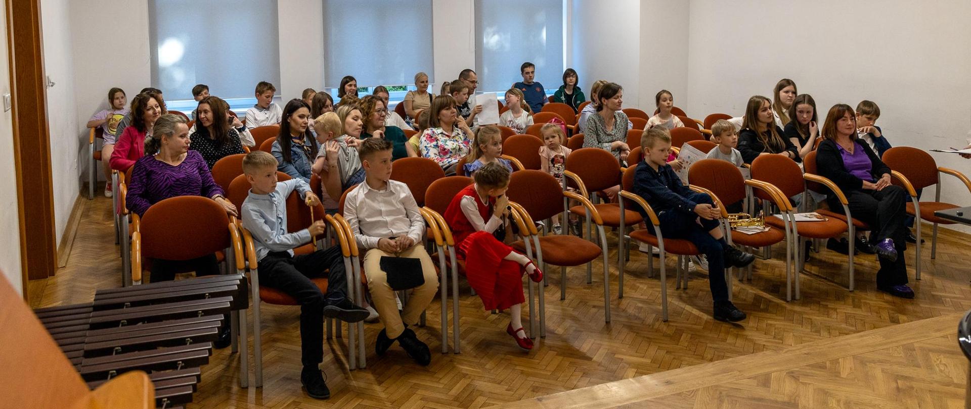 Dzień otwarty 2024. Publiczność zebrana na koncercie w auli PSM w Głubczycach.