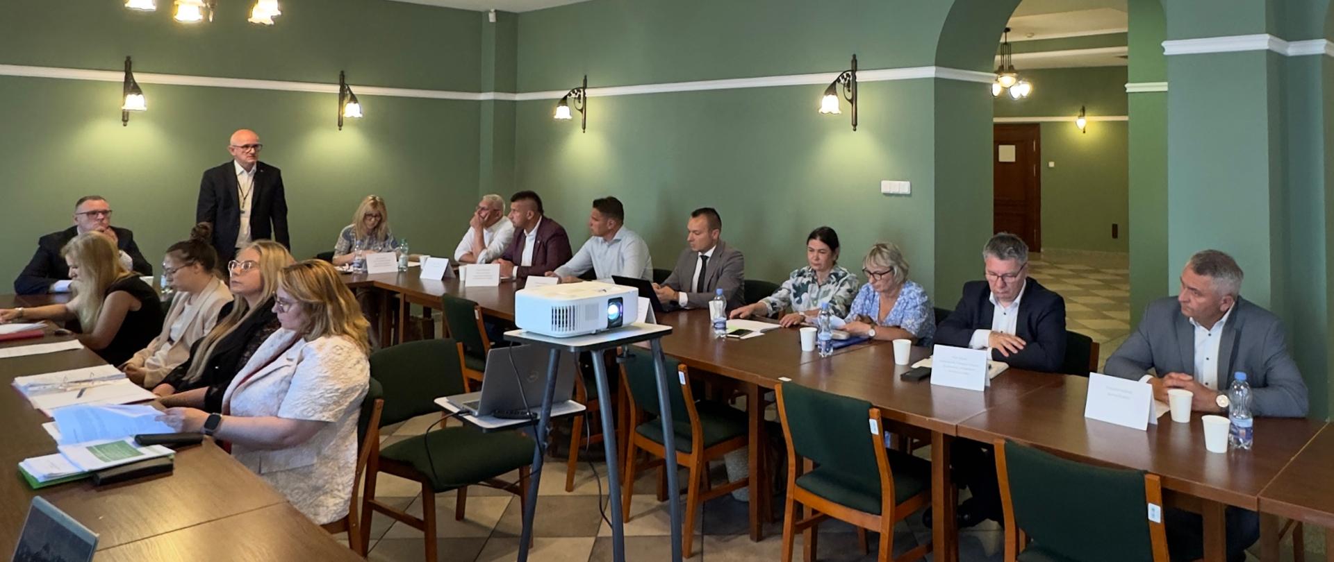 Uczestnicy posiedzenia Zespołu ds. analizy szans i zagrożeń oraz potencjalnych kierunków rozwoju obszarów wiejskich w województwie łódzkim 