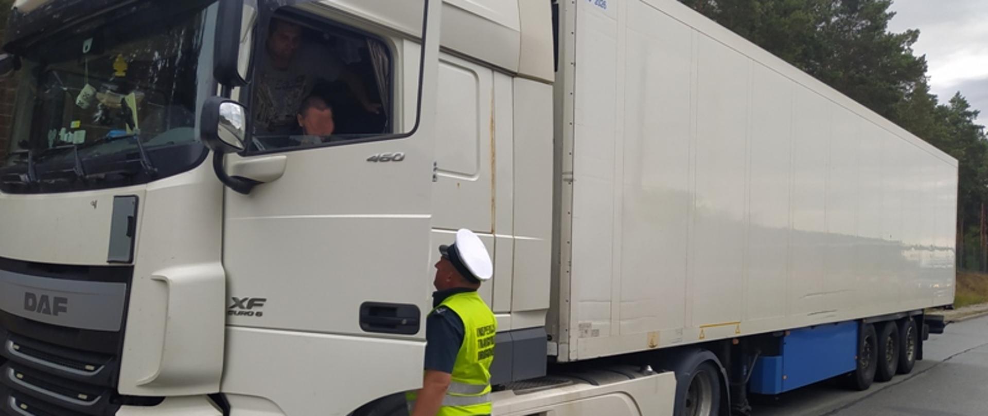 Inspektor podczas kontroli litewskiego zespołu pojazdów