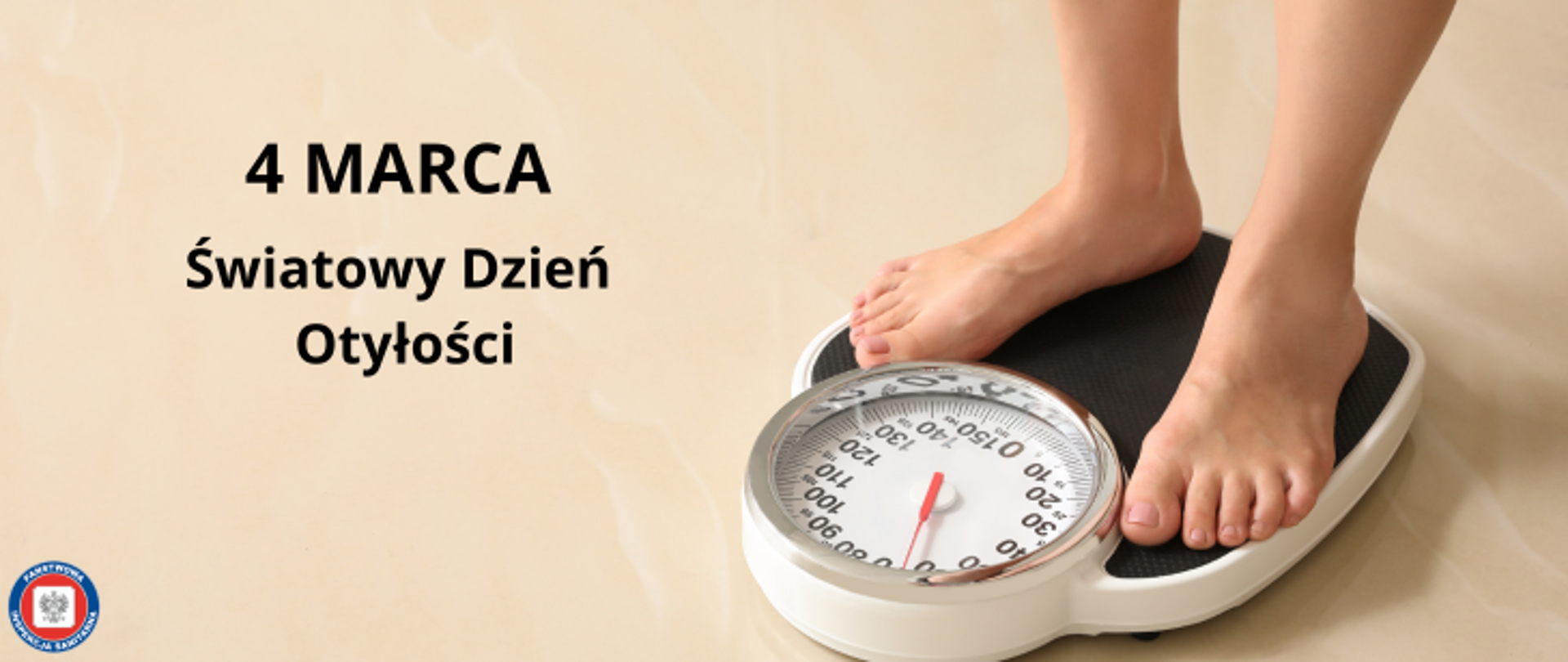 Zdjęcie przedstawia osobę stojącą na wadze do pomiaru ciała. Na zdjęciu widać jedynie łydki i stopy danej osoby. Po lewej stronie zdjęcia widnieje napis 4 Marca - Światowy Dzień Otyłości . W lewym dolnym rogu znajduje się logo Inspekcji Sanitarnej. 