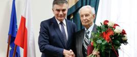 Ceremonia wręczenia Krzyża Kawalerskiego Orderu Odrodzenia Polski dla uczestnika powstania warszawskiego 