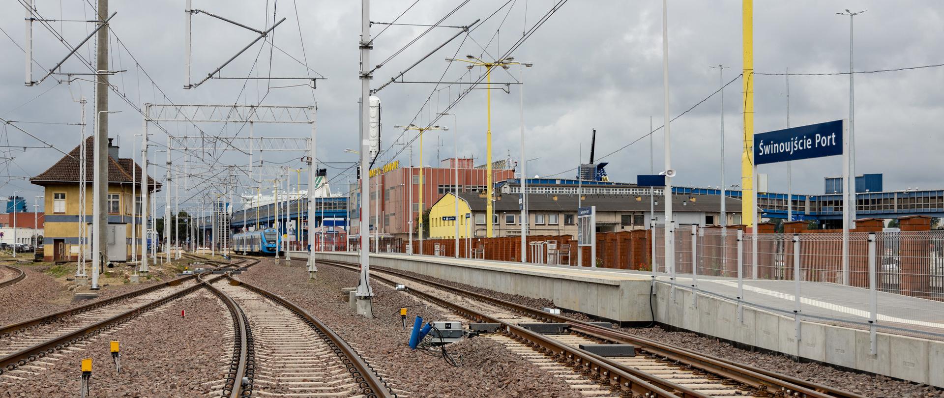 Widok na tory i przystanek na stacji Świnoujście Port