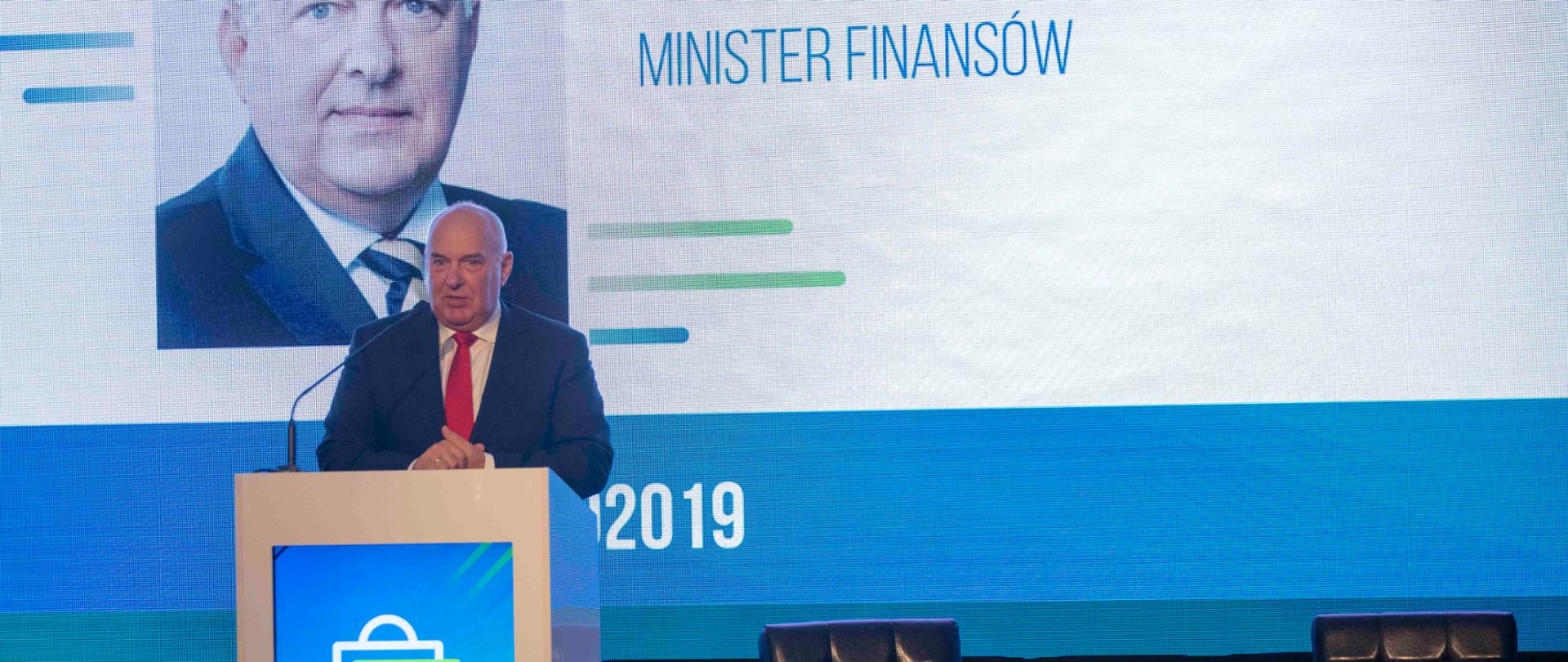 Minister finansów Tadeusz Kościński przemawia z mównicy podczas Kongresu Nowoczesnej Dystrybucji 2019