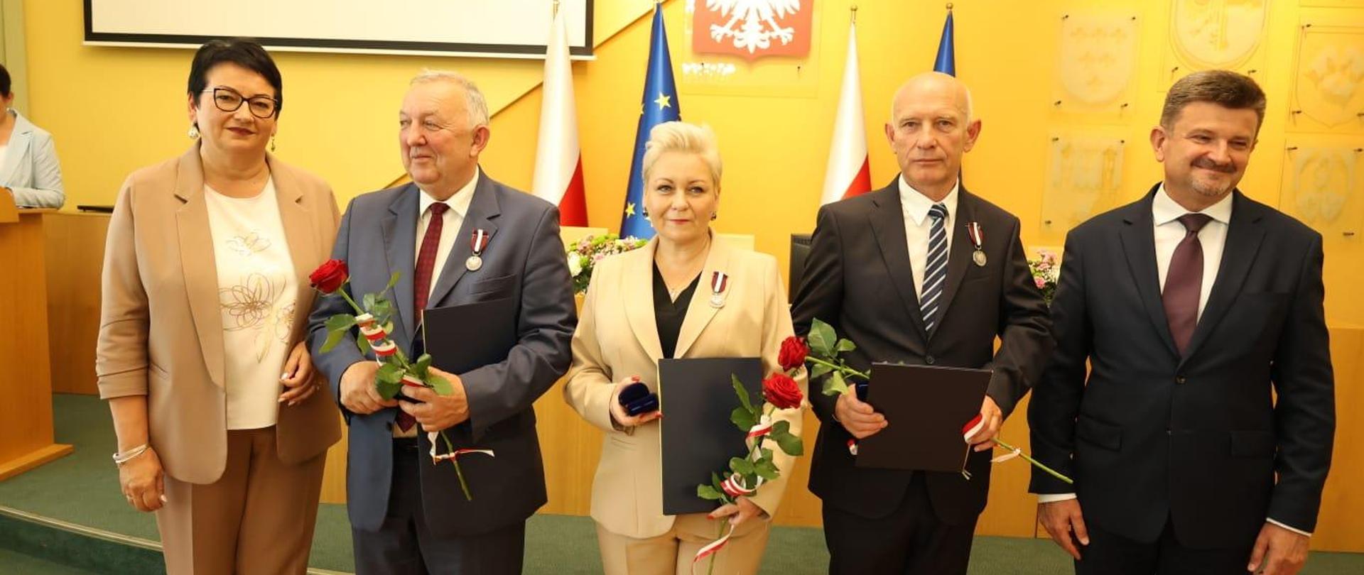 Spotkanie z samorządowcami z okazji Dnia Samorządu Terytorialnego w Opolskim Urzędzie Wojewódzkim. Na zdjęciu widać Wojewodę Opolskiego Monikę Jurek oraz Wicewojewodę Opolskiego Piotra Pośpiecha razem z odznaczonymi w trakcie uroczystości. 