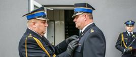 Wręczenie odznaczeń i awansów podczas uroczystości dnia strażaka w komendzie psp w Skierniewicach.