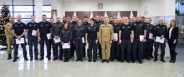 Grupowe zdjęcie funkcjonariuszy służby więziennej (30 osób) w towarzystwie Zastępcy Komendanta Centralnej Szkoły PSP, funkcjonariusza CS PSP oraz kobiety